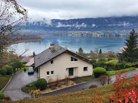 Plenty of parking and scenic lake and mountain views - 2000m2 immaculate gardens