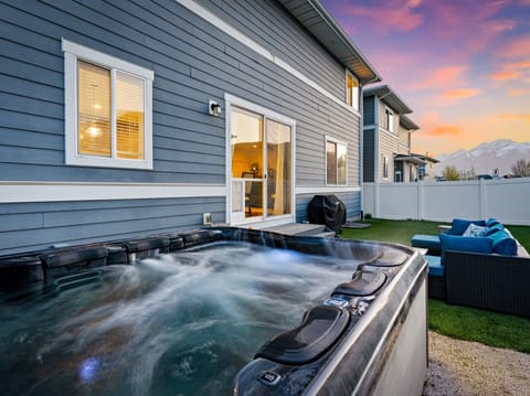 Hot Tub / Backyard
