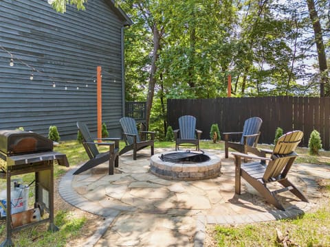 Step into your perfect outdoor retreat, a combo of the fire pit and BBQ grill, where relaxation and fun come together!