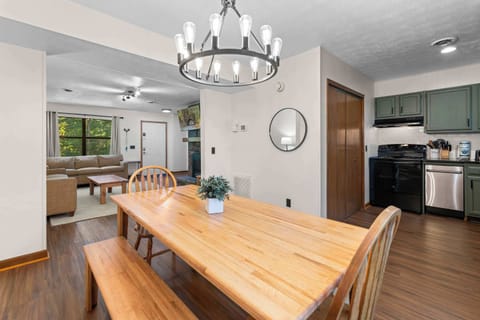 Gather around the lovely wooden table and enjoy meals with nature's views!