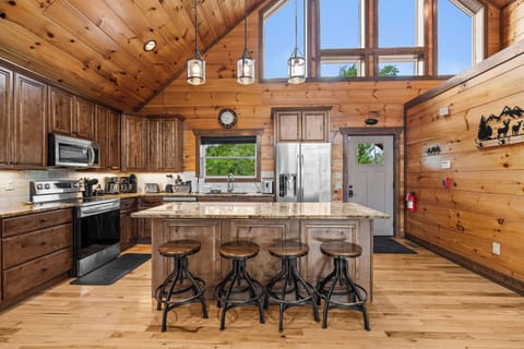 Fully equipped kitchen - dinner/silver/bake/cook-ware provided.