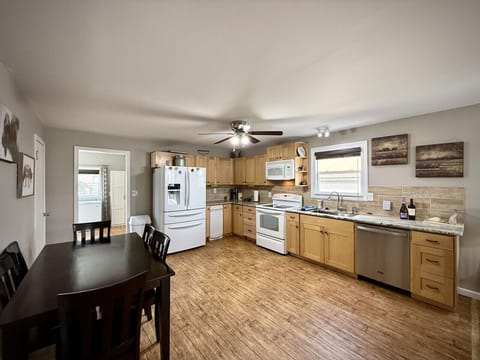 Open concept floorplan between kitchen and living room.