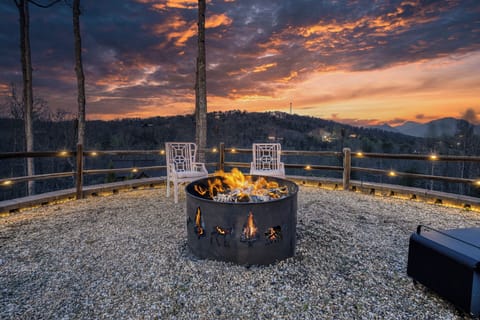Enjoy a fire and with mountain views and a sunset.