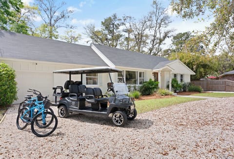 Access to brand new 6-seater golf cart & 4 cruiser bikes to travel the island!