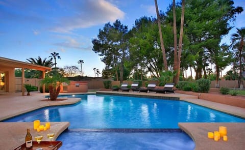 Sparkling pool and spa, please note only the spa can be heated