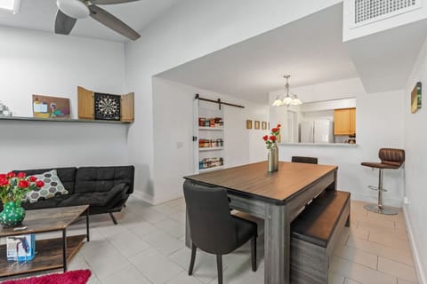 Play, relax, and dine in style! Our open-plan living space combines games, comfort, and conversation.