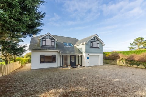 Highcroft, St Minver. A superb, spacious and light, architecturally designed property