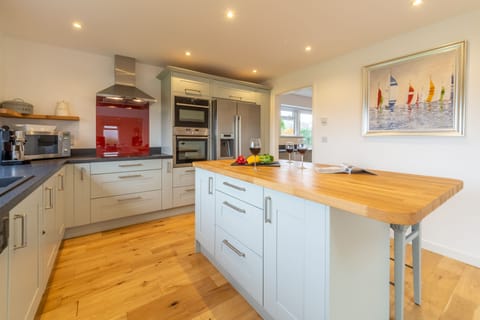 Highcroft, St Minver. Ground floor: Fully equipped kitchen