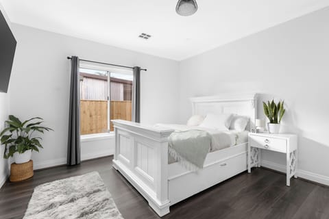 Full sized master bedroom , with Queen bed, 55'' Smart TV and natural light.