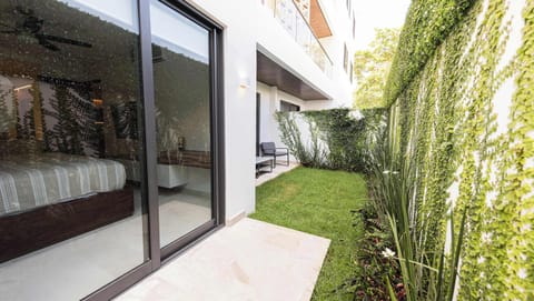 Disfuta del jardín privado con sillas de exterior