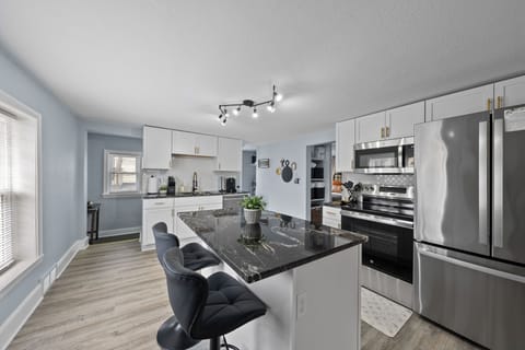 Fully equipped kitchen with modern appliances – perfect for home-cooked meals.