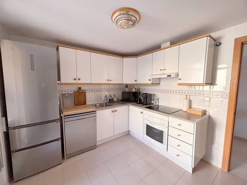 Gran espacio de guardado y almacenamiento, batería de cocina, utensilios, electrodomésticos, vajilla y todo lo necesario para disfrutar de cada momento 