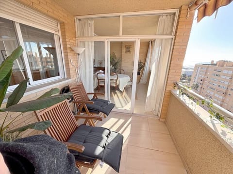 Terraza exterior con reposeras y vistas hacia la Playa y la Montaña 