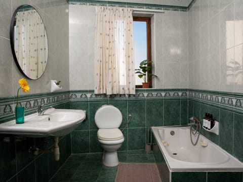 Marsascala guesthouse bathroom 1