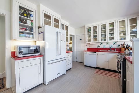 Fully equipped kitchen with new appliances