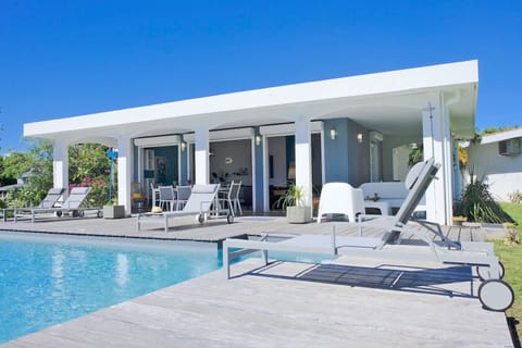 The terraces of the villa Les Poiriers are shaded and well ventilated, a nice table and the comfortable outdoor living room are placed in front of the nature and the sea. The terrace has a gas plancha in an outdoor kitchen.