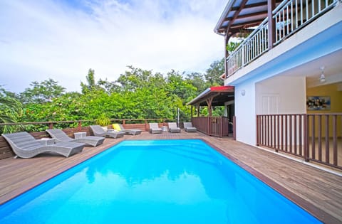 The villa Bwa d'Ô, surrounded by tropical vegetation and not overlooked, offers an idyllic setting for nature lovers and can accommodate 8 people in 4 beautiful air-conditioned rooms.