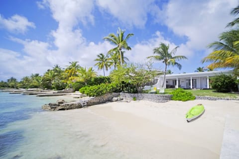  4-bedroom villa for up to 8 people. Located on the seafront and a stone's throw from the golf course, the villa is spacious and open to the sea. 