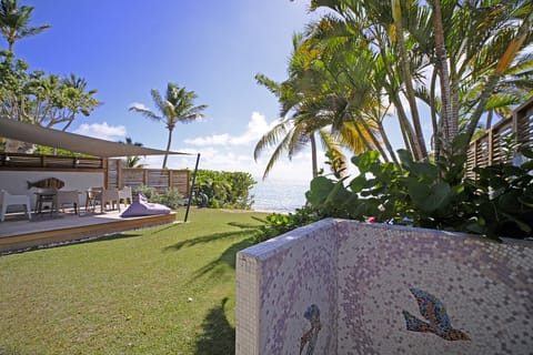 The Blue Margarita villa is on the lagoon and has 4 bedrooms. A white sandy beach awaits you at the end of the garden.