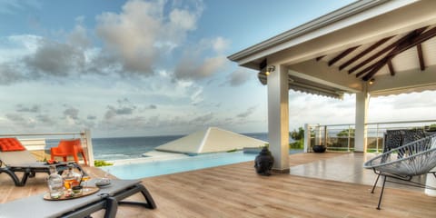 The tastefully decorated villa So Soleil can accommodate 6 people. A beautiful 50m² terrace surrounds a generous infinity pool. 