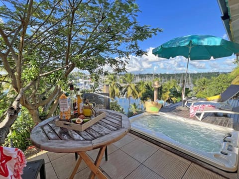 The Joli Coco cottage will charm you with its ideal central location in Bas du Fort. Ideal for discovering Guadeloupe, you'll appreciate the Jacuzzi for relaxing overlooking the Marina.