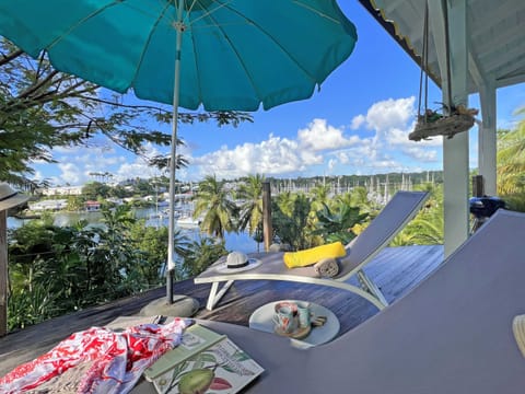 The Joli Coco cottage will charm you with its ideal central location in Bas du Fort. Ideal for discovering Guadeloupe, you'll appreciate the Jacuzzi for relaxing overlooking the Marina.