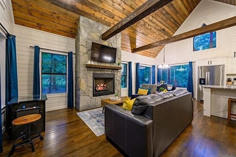 Cozy & welcoming cabin. 