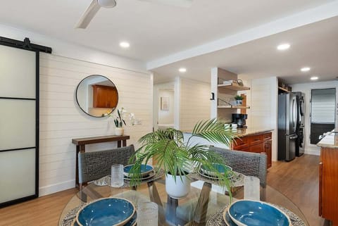 Lauloa 403 Inviting dining space perfect for shared meals
