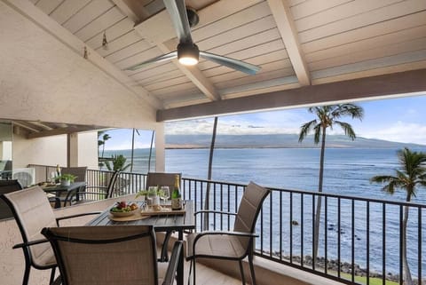 Lauloa 403 Lanai seating with breathtaking ocean view
