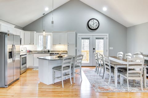 Dining Area | Dishware & Flatware | Central A/C & Heat