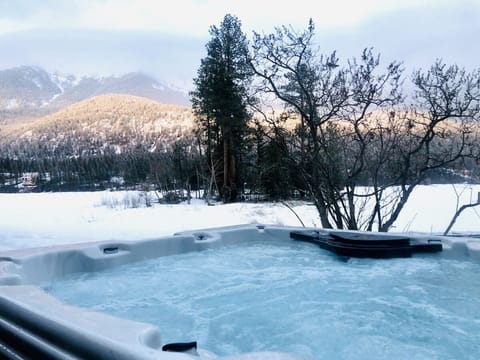 Relaxing hot tub and gorgeous MT views
