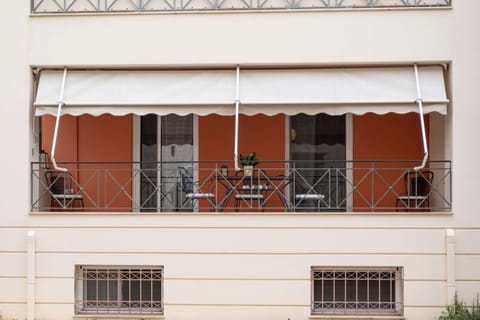 Exterior View of the Property with Traditional Facade – A charming outlook showcasing the building’s character.