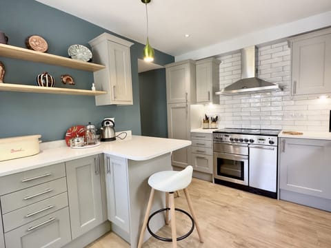Range styled Cooker and breakfast bar with stool  Coswarth Cottage Holiday Cottage, Padstow, North Cornwall