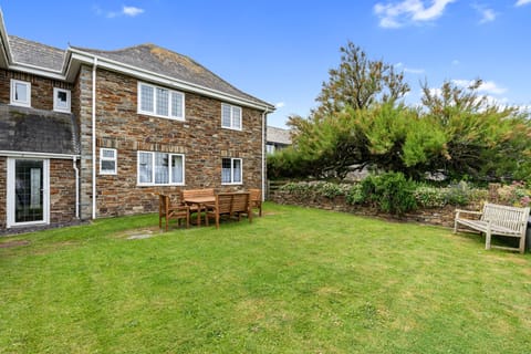 garden and outdoor seating at Morwennol Holiday Home, Harlyn bay , Padstow