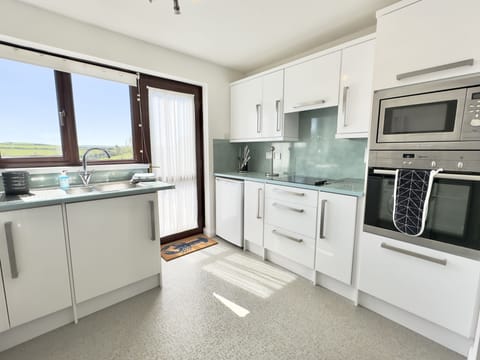 Kitchen of Setters Rest Holiday Cottage, Padstow, North Cornwall