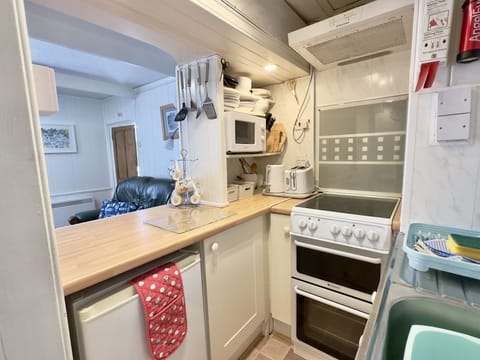 Cooker in kitchenette at Little Penty, Padstow, North Cornwall