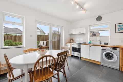 Dining table at Hardown Holiday Home, South Way, Windmill, Trevone, Padstow
