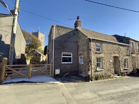 Rock Cottage front elevation with driveway parking