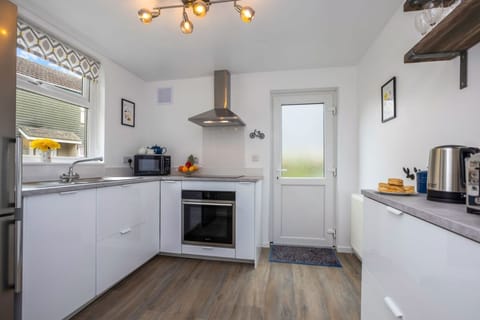 Rock Cottage, St Issey, PL27 7QB Modern kitchen