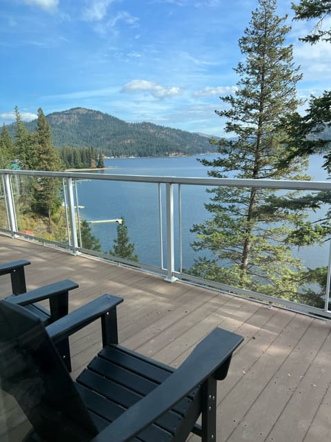 Amazing Lake Views. Top Deck. 