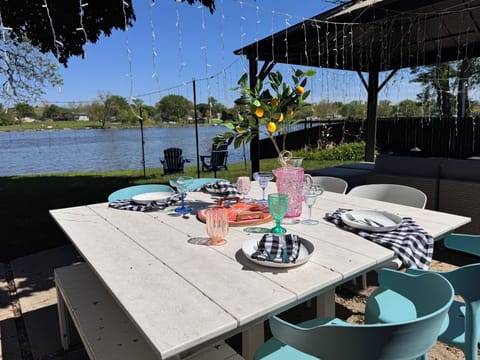 Al fresco dining by the water