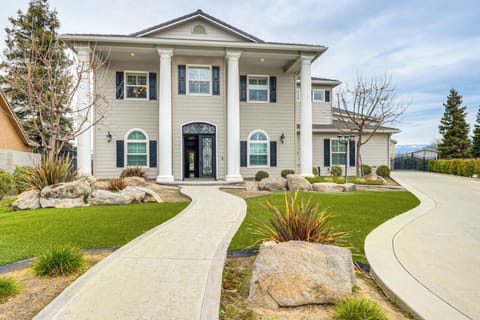Porterville Vacation Rental | 5BR | 6.5BA | 1 Step to Enter | 6,900 Sq Ft