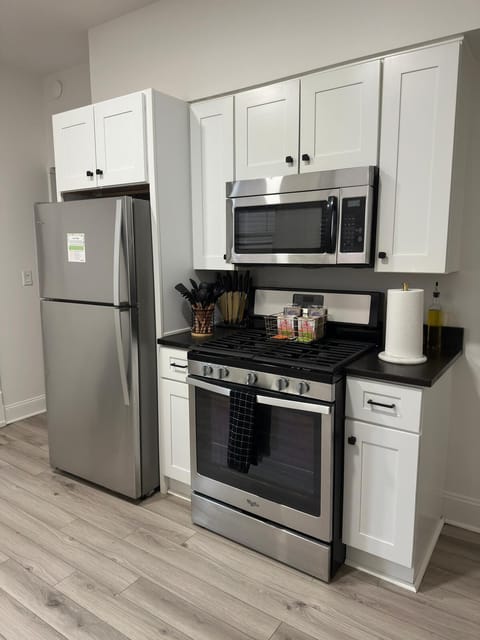 Enjoy your mornings in our modern Jungle House kitchen in Columbus! Our Keurig coffee maker is ready to fuel your adventures. & Our plants are looking forward to hosting you soon  Book your stay now and experience the perfect blend of comfort and