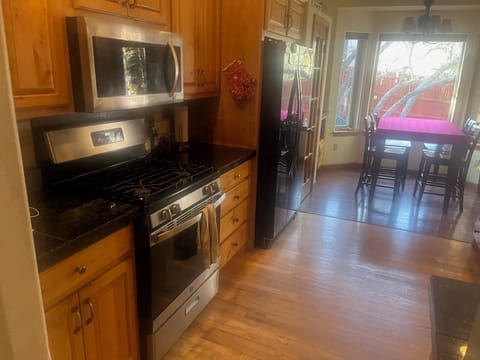 Kitchen range side w/ dining table