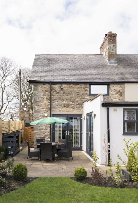 Pigswood Cottage - patio seating at the rear of the cottage