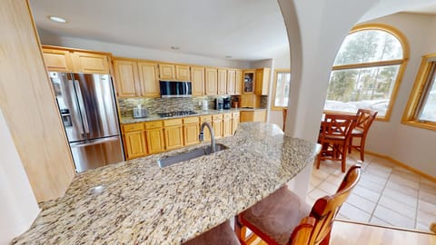 Fully Equipped Kitchen with Slab Granite, Stainless Appliances - Fully Equipped Kitchen with Slab Granite, Stainless Appliances