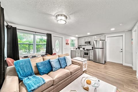 Full Kitchen Living  Room  Dining Table 4 People