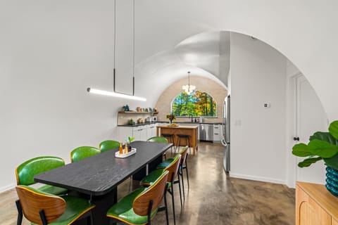 Dining Area with Seating for 8