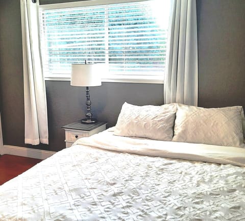 Queen bed. Very comfortable.