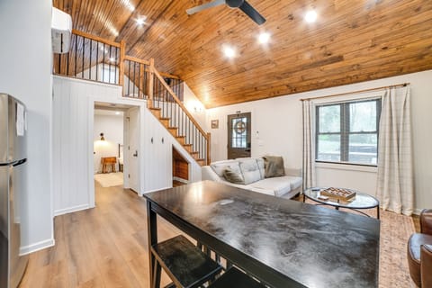 Dining Area | Dishware/Flatware Provided | 1st Floor